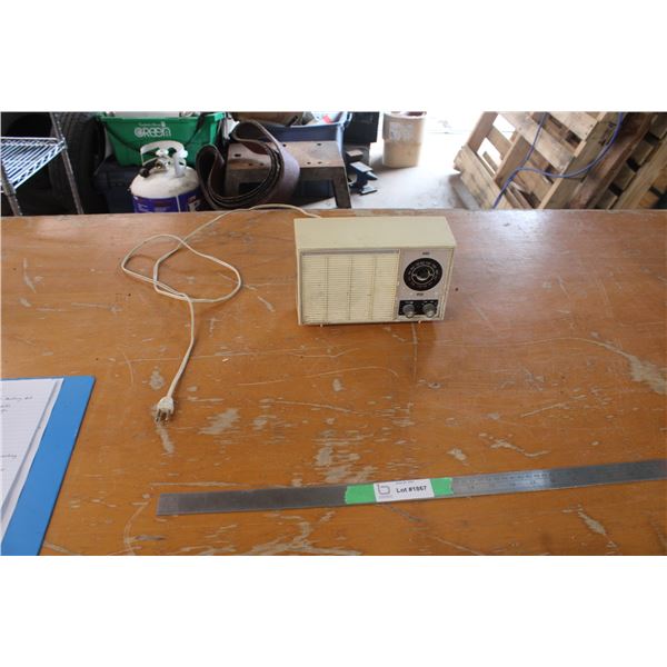 Vintage Transistor Radio (Missing Knob)