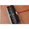 Image 2 : Snow Shovel Scoop
