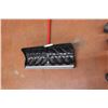 Image 4 : Snow Shovel Scoop