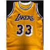 Image 3 : KAREEM ABDUL-JABBAR SIGNED LAKERS JERSEY (GLOBAL AUTHENTICS COA)