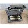 Image 2 : 2 Underwood Typewriters- 1 comes w a Case