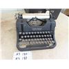 Image 3 : 2 Underwood Typewriters- 1 comes w a Case