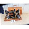 Image 1 : Portable Elec Singer Sewing Machine w Case
