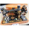Image 2 : Portable Elec Singer Sewing Machine w Case