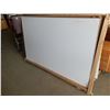 Image 1 : White Board