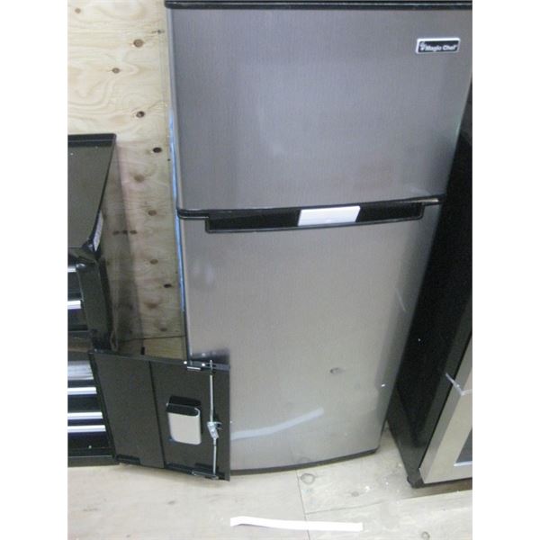MAGIC CHEF 4.5 CU FT 2 DOOR MINI DENTED FRIDGE FREEZER North American