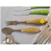Image 4 : Cutlery - 1950's "community" silverware, salad serving, Bakelite steak knives, 4 glo-hill *34 pieces