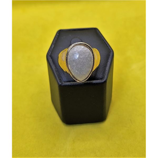 21)  GOLD TONE AND GREY QUARTZ RING