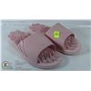 Image 1 : PAIR OF RUBBERIZED MASSAGING SANDALS.