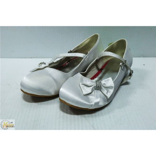 KIDS WHITE SHOES SIZE 3