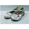 Image 1 : KIDS WHITE SHOES SIZE 3