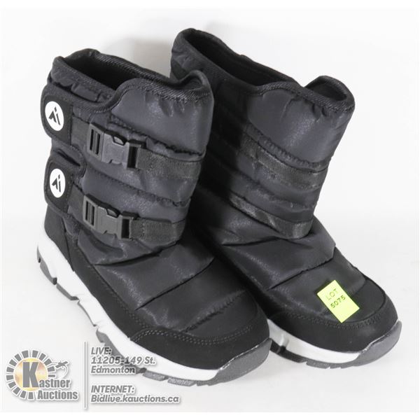 NEW PAIR OF KIDS WINTER BOOTS SIZE UNKNOWN