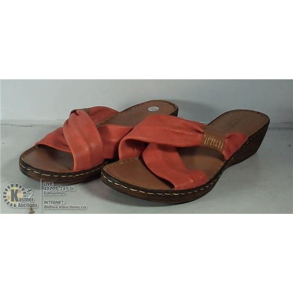 PAIR OF TOWNE SHOES SANDALS, SIZE 10