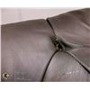 Image 4 : SHOWHOME GENIUNE LEATHER NAILHEAD SOFA W/LOVESEAT