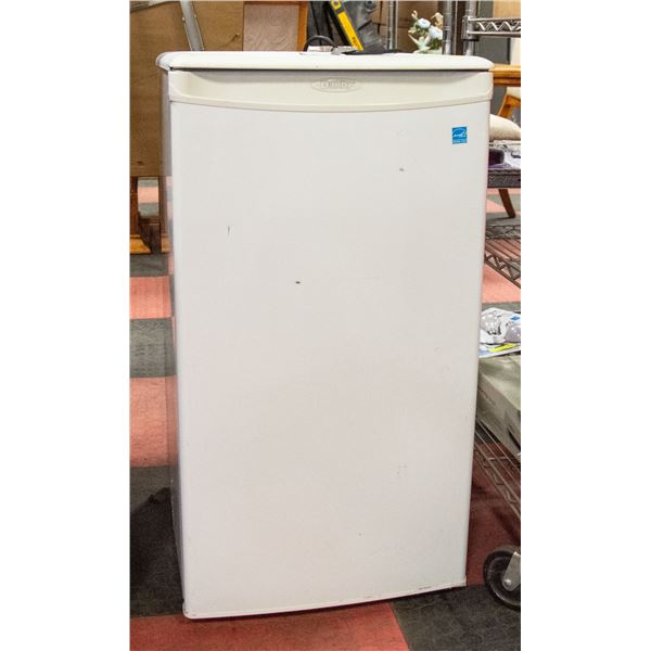 DANBY WHITE MINI FRIDGE, 18 X 33 X 19