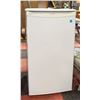Image 1 : DANBY WHITE MINI FRIDGE, 18 X 33 X 19