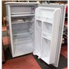 Image 2 : DANBY WHITE MINI FRIDGE, 18 X 33 X 19