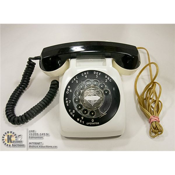 VINTAGE 1970'S BLACK & WHITE