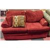 Image 1 : RED FABRIC LOVESEAT WITH 3 THROW PILLOWS