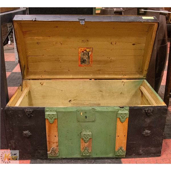 ANTIQUE STEAMER TRUNK