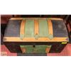 Image 2 : ANTIQUE STEAMER TRUNK