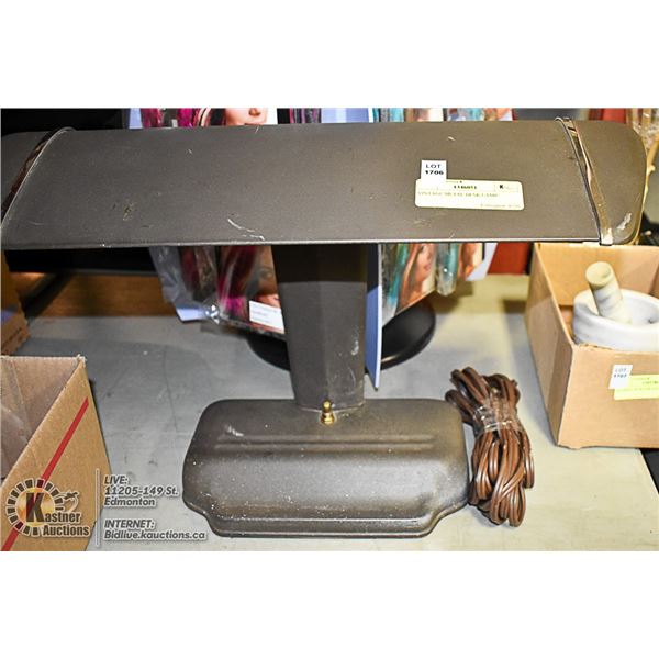 VINTAGE METAL DESK LAMP