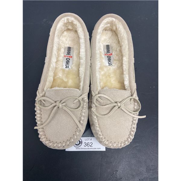 New Without Tags Minnetonka Sheepskin Hard Sole Moccasins Size 8