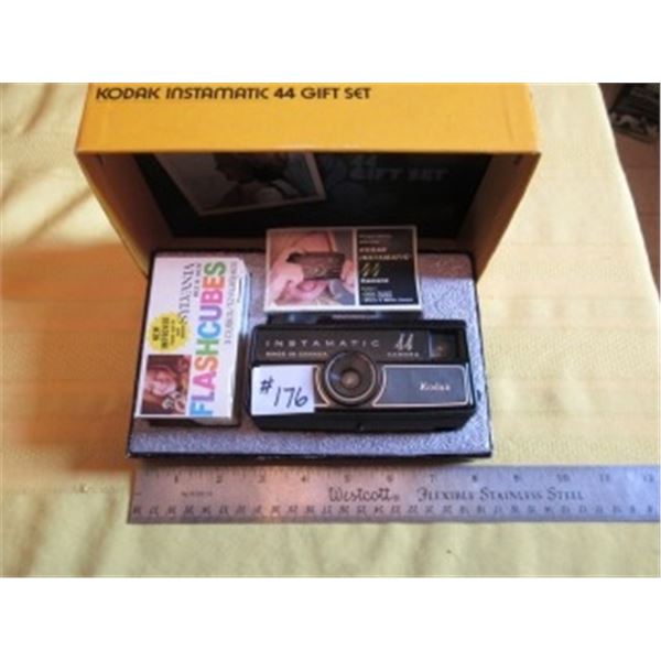 KODAK INSTAMATIC CAMERA IN ORIGINAL BOX WITH FLASH CUBES