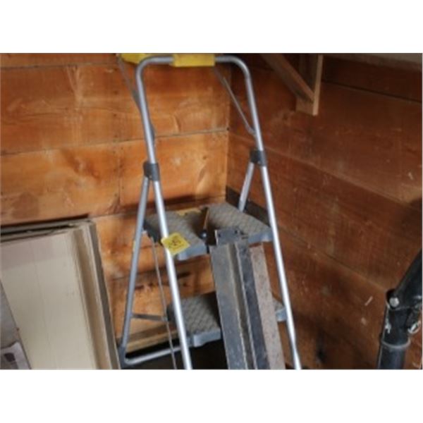 STEP LADDER