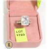 Image 1 : SILVER PLATED FASHION RING WITH CRYSTAL STONES