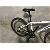 Image 3 : WHITE DIADORA 21 SPEED MOUNTAIN BIKE - NO BRAKES