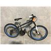 Image 2 : GRAY SCHWINN 21 SPEED BMX BIKE - NO FRONT BRAKES