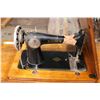 Image 8 : Vintage Singer Sewing machine in Cabinet on casters - JB520398