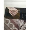 Image 3 : Gianna Table Runner (13.25in x 72in)