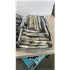 Image 2 : 300 pair of new earrings and 200 new expandable bracelets