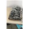 Image 3 : 300 pair of new earrings and 200 new expandable bracelets