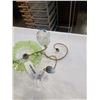 Image 3 : VINTAGE BRASS AND GLASS FLOWER CANDLE STAND
