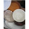 Image 2 : 2 BOXES OF MISC. MIXING BOWLS, PLATTER, TEAPOT, ETC.
