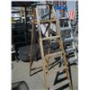 Image 1 : 6' WOODEN STEP LADDER