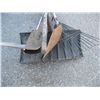 Image 2 : BUNDLE OF GARDEN TOOLS