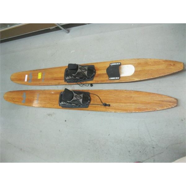 PAIR OF BAHAMA COMBI SEA SKIS