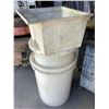 Image 2 : 4 FOOD GRADE BARRELS & PLASTIC SINK WITH LEGS