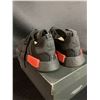 Image 2 : NEW WITH BOX ADIDAS NMD R1 SHOES SIZE 9