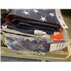 Image 2 : AMERICAN FLAGS & FAUX FLOWERS (SET DEC ITEMS)