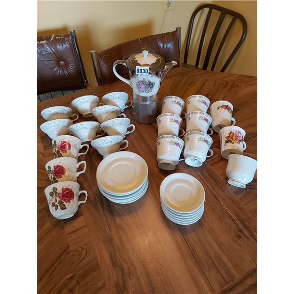 Teacups - Saucers - Teapot