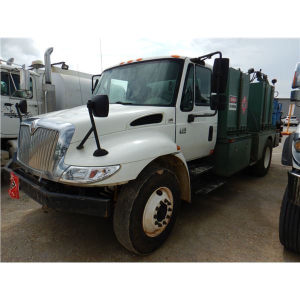 2006 INTERNATIONAL 4400 Fuel / Lube Truck