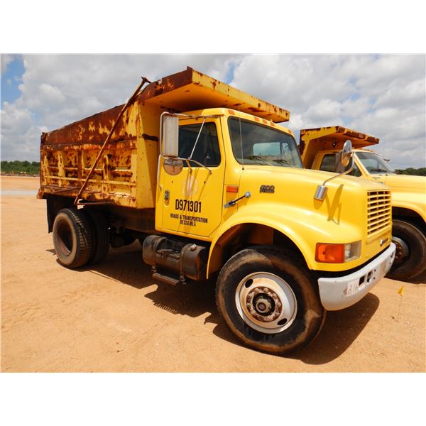 1997 INTERNATIONAL 4900 Dump Truck