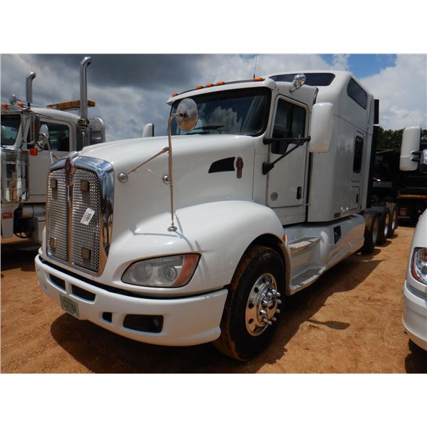 2013 KENWORTH T660 Sleeper Truck