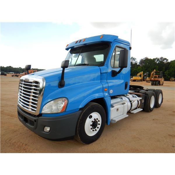 2013 FREIGHTLINER COLUMBIA Day Cab Truck