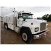 Image 4 : 2002 MACK RD688S Fuel / Lube Truck